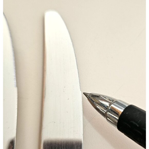 4 Oneida Deluxe Mozart Dinner Knife scalloped edge baroque scrolls 80s vtg stain - Picture 7 of 9